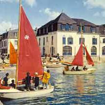 Bateaux du Centre Nautique de l'Ile-Tudy au port vers 1970
